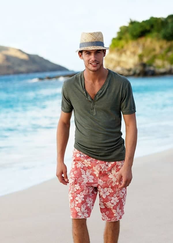 40 Cool Summer Beach Outfits For Men To Try (2022)